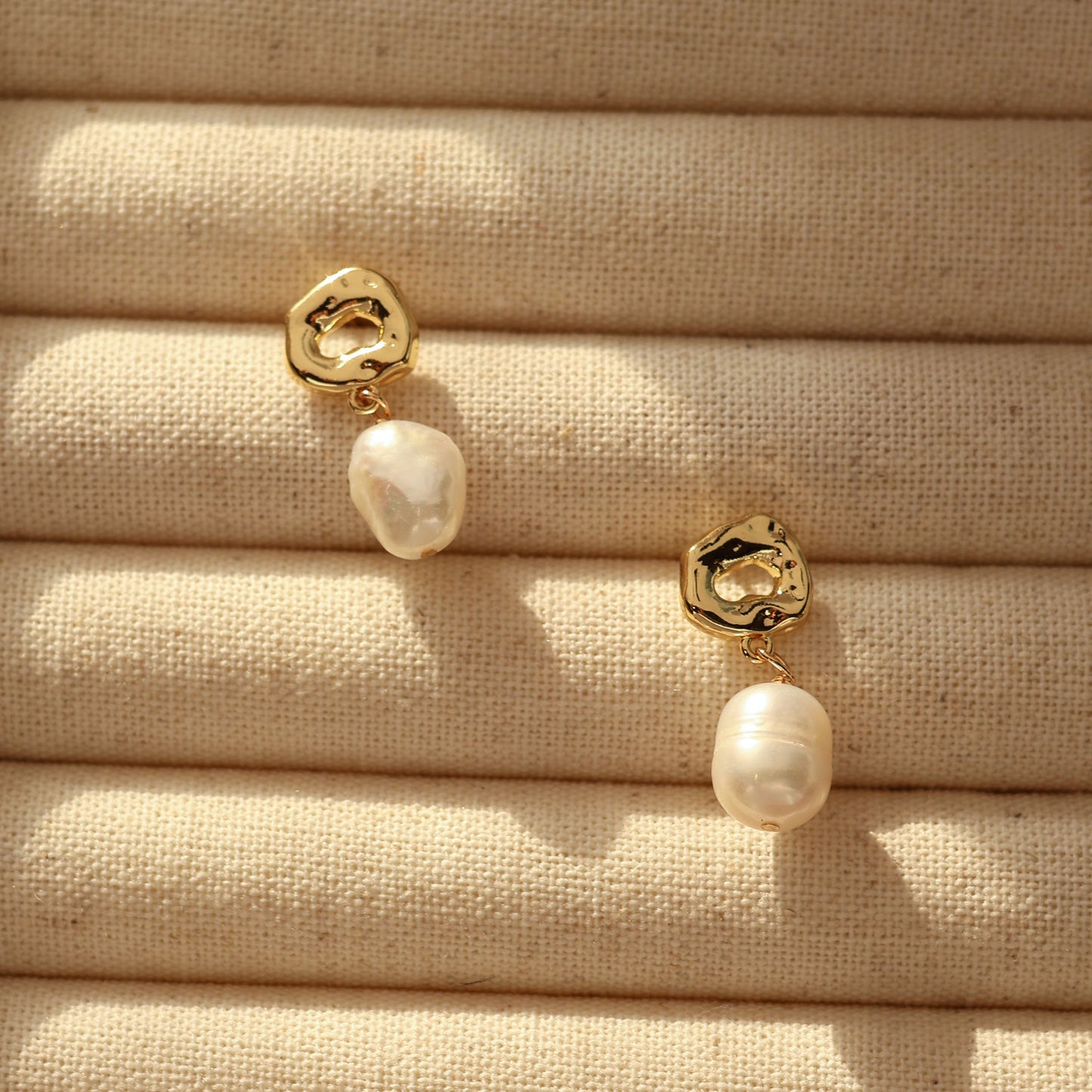Iris pearl earring