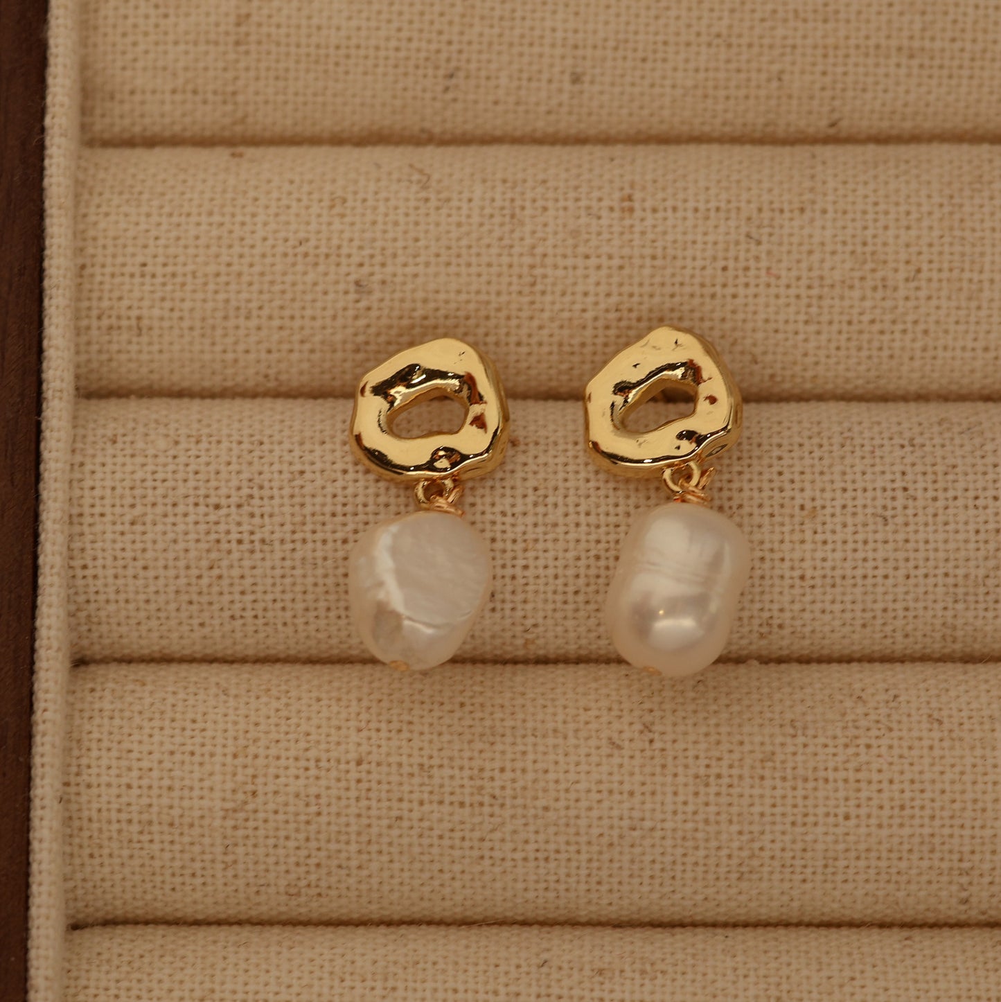 Iris pearl earring