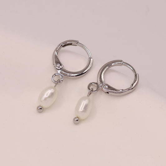 Sussie huggie earrings with natural pearl white gold plated