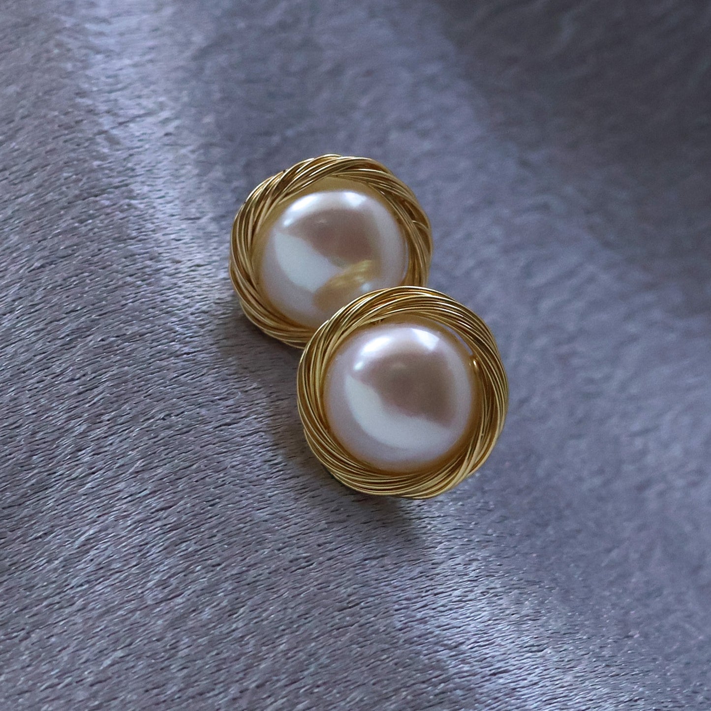 Pearl stud earrings with wrapping details
