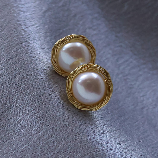 Pearl stud earrings with wrapping details