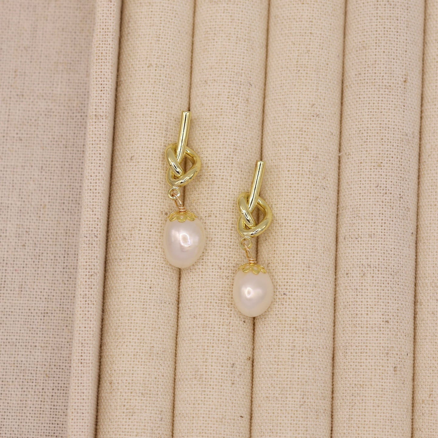 knot me freshwater pearl earring