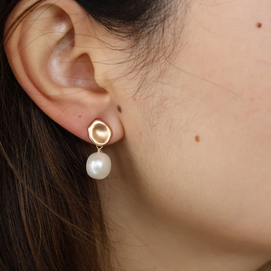 Lila baroque pearl earring