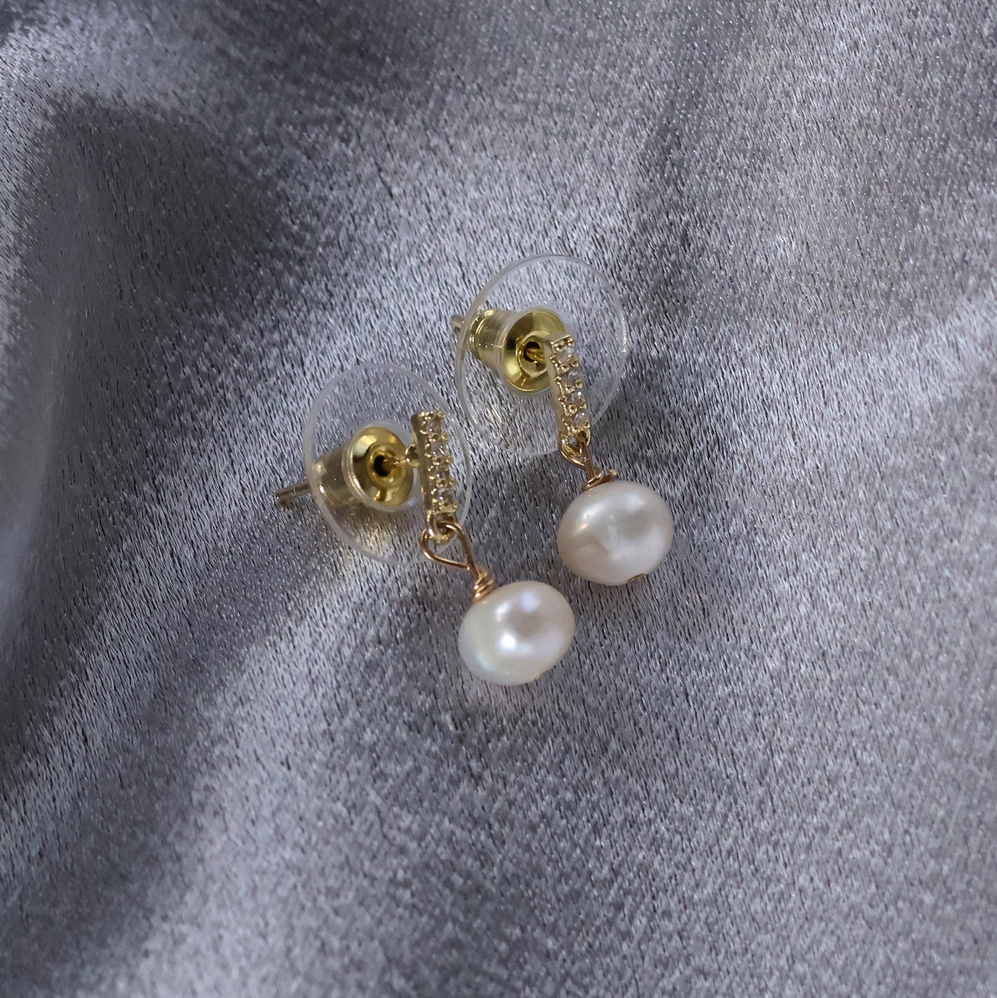 Mia freshwater pearl earring