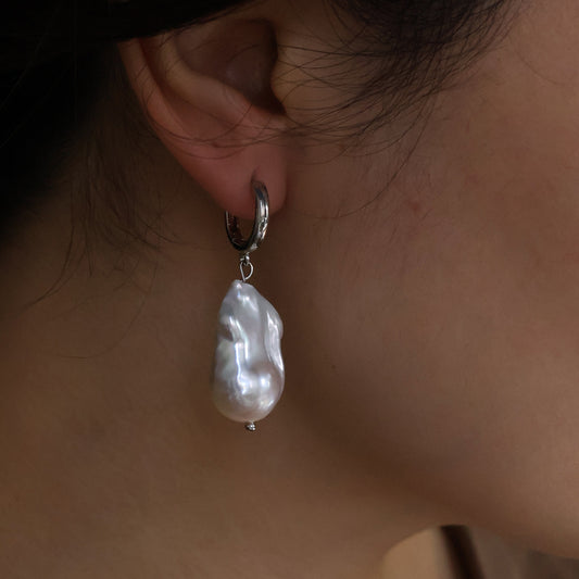 Paisley baroque pearl earrings huggies white gold