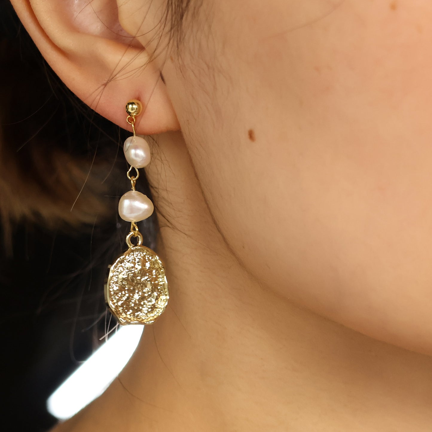 Victoria asymmetrical pearl earring