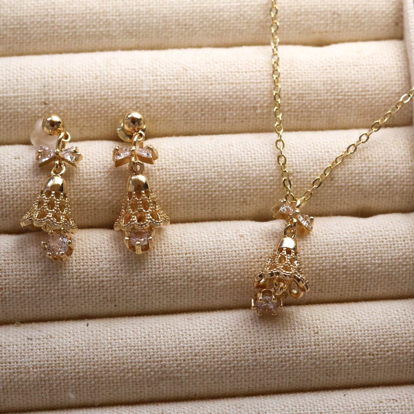 Did you hear the jingle bell 🔔 ring Christmas earring and necklace set