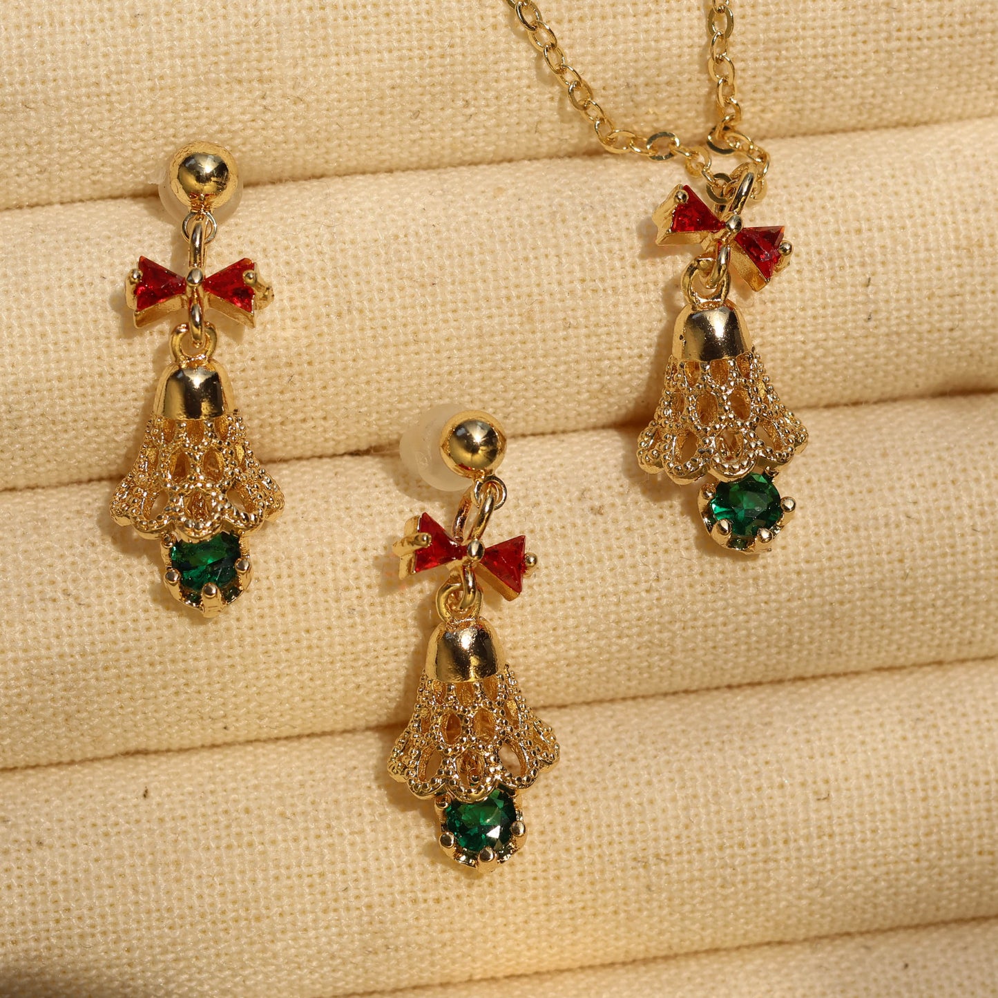 Did you hear the jingle bell 🔔 ring Christmas earring and necklace set
