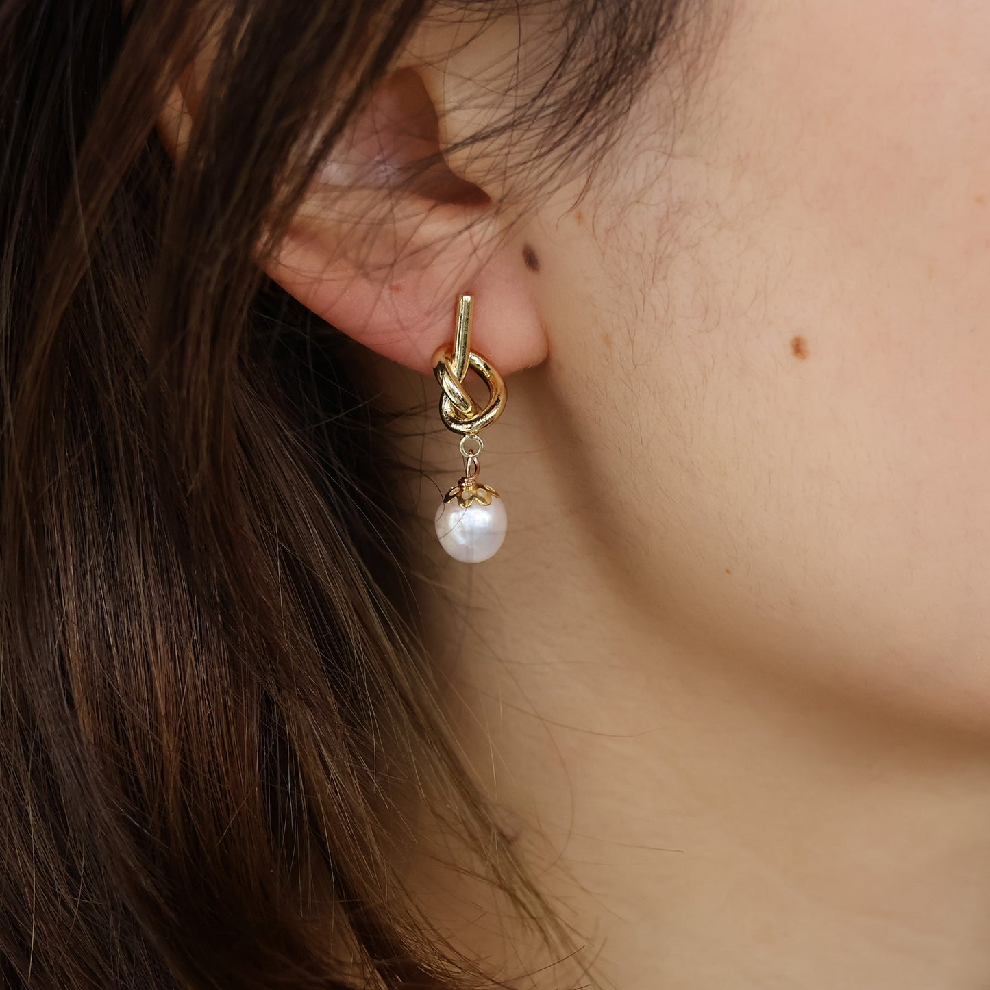 knot me freshwater pearl earring