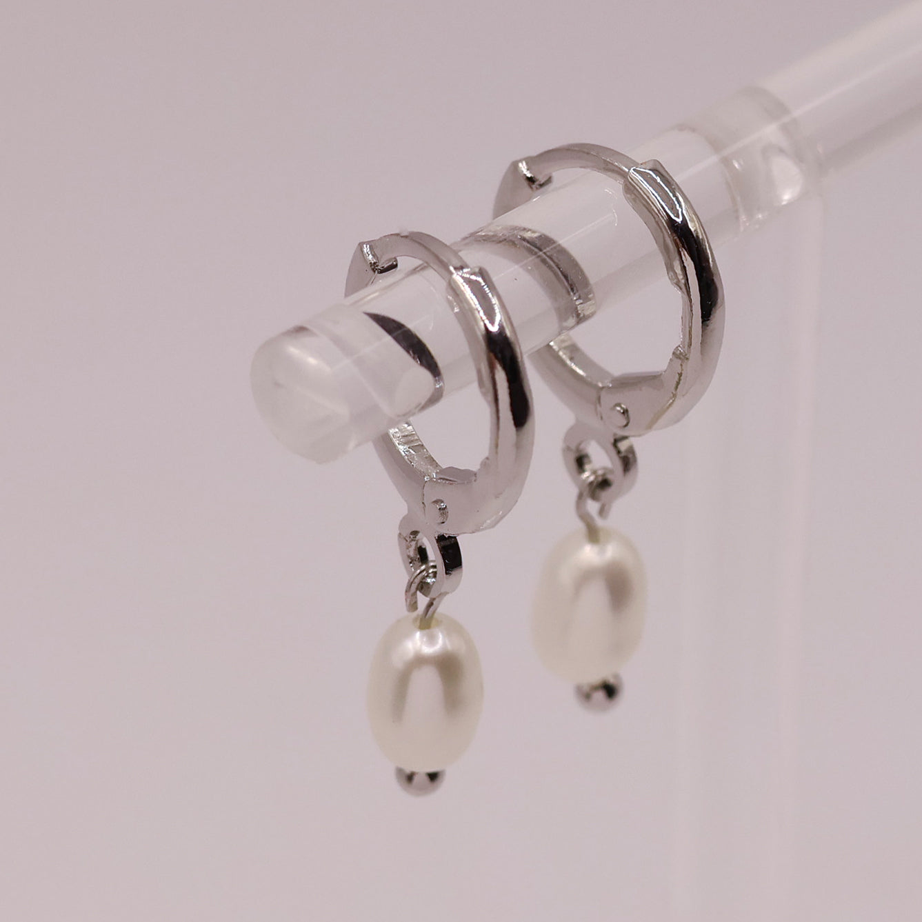 Sussie huggie earrings with natural pearl white gold plated