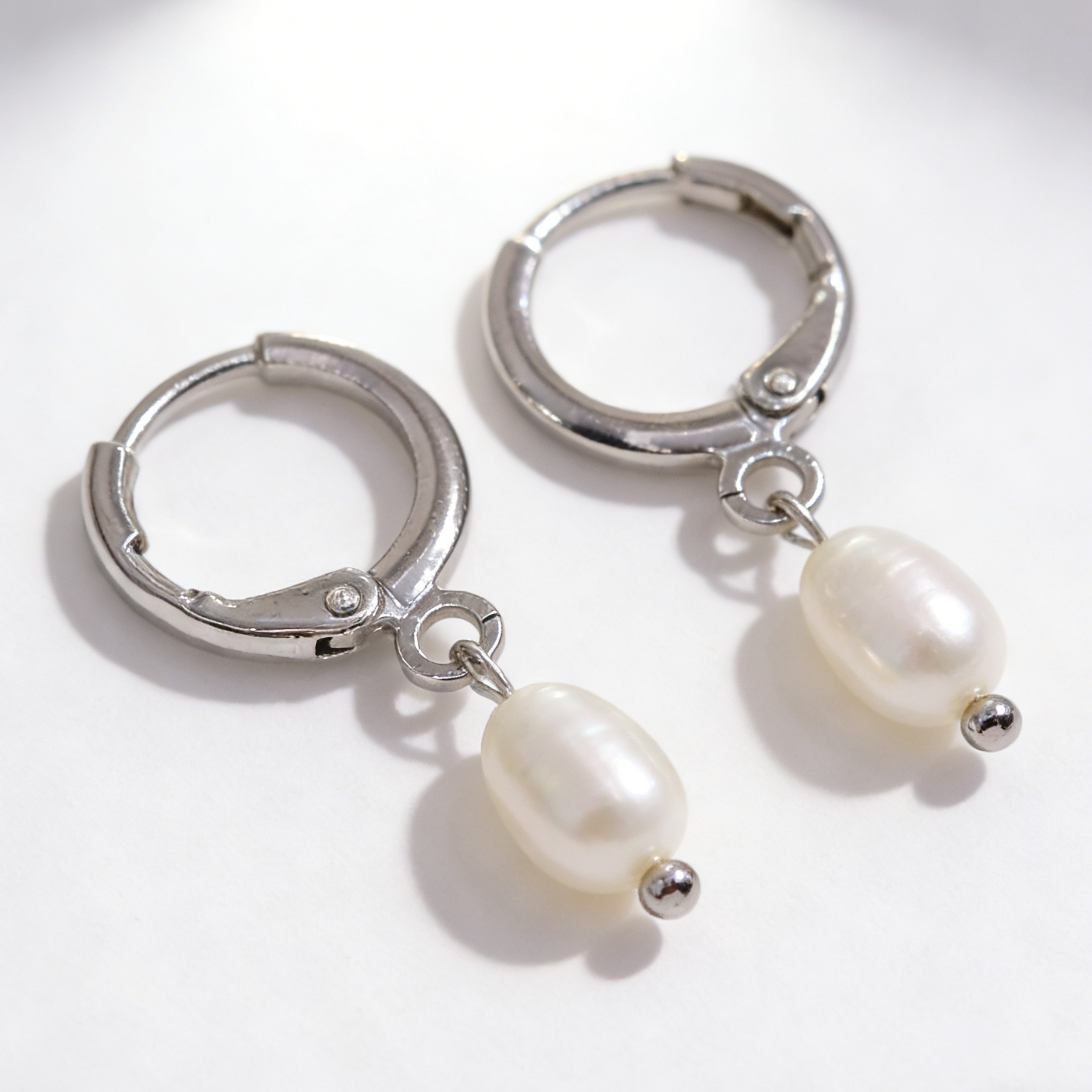 Sussie huggie earrings with natural pearl white gold plated