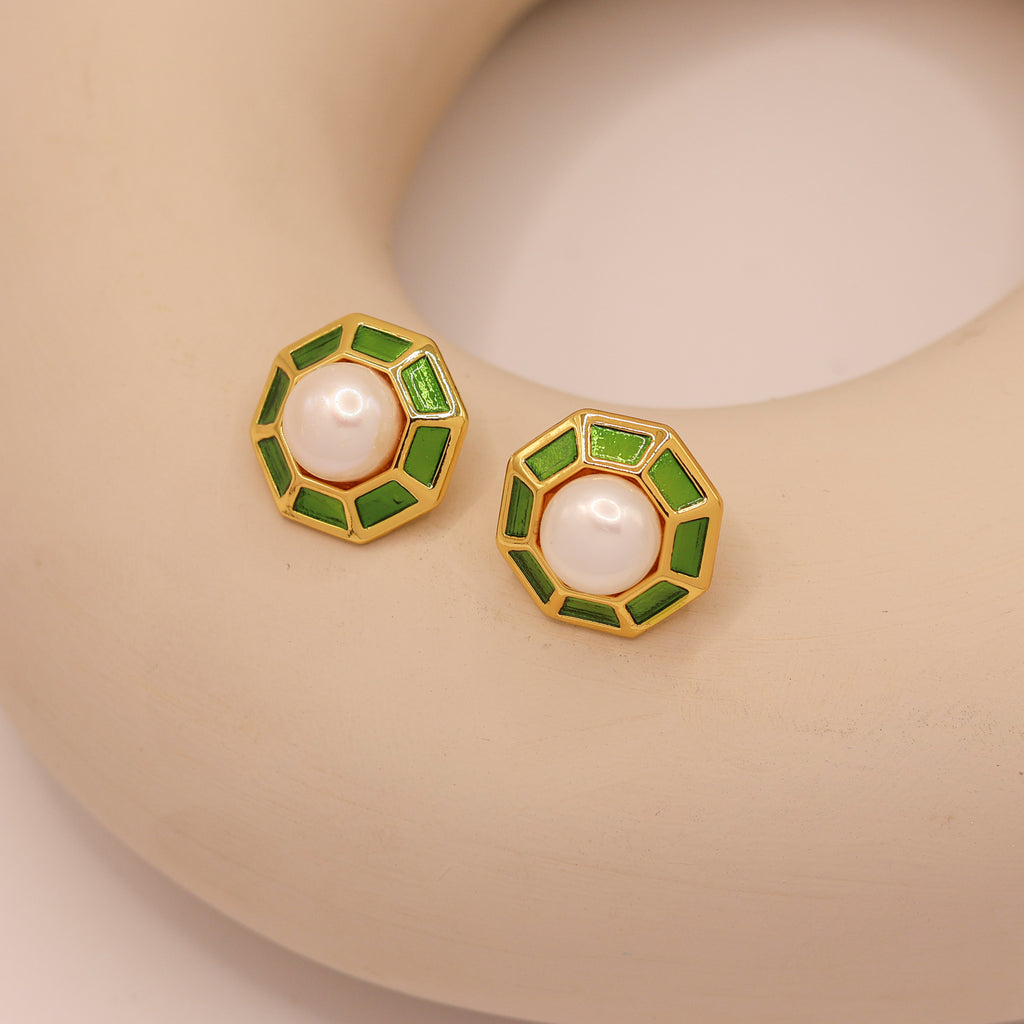 Kelly Pearl Stud Earrings