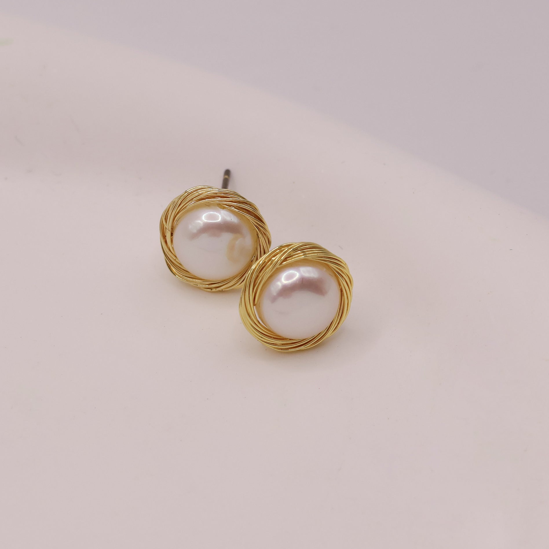 Pearl stud earrings with wrapping details