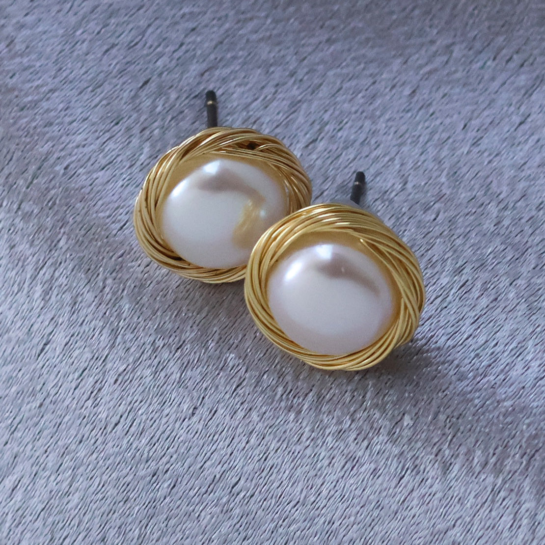 Pearl stud earrings with wrapping details