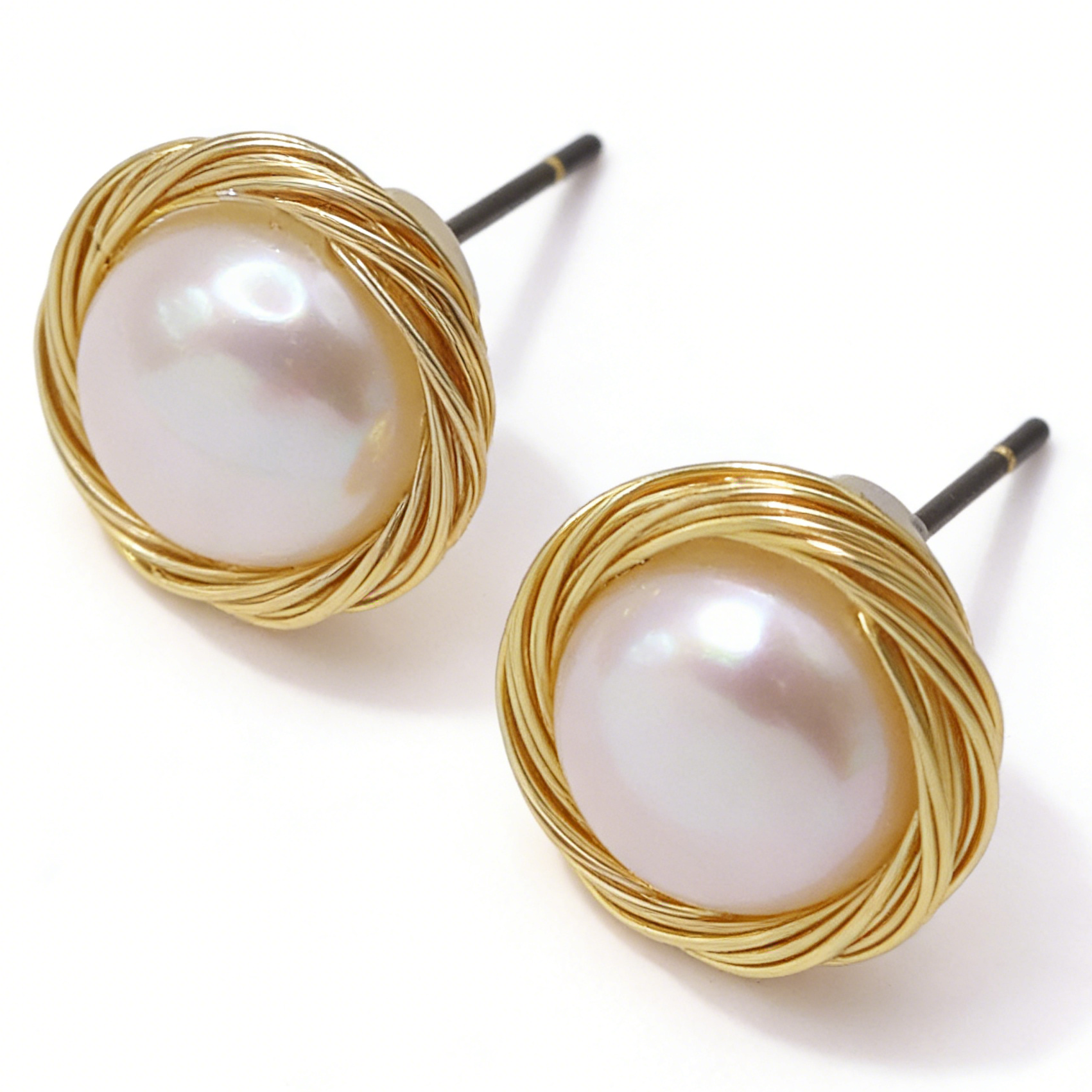 Pearl stud earrings with wrapping details