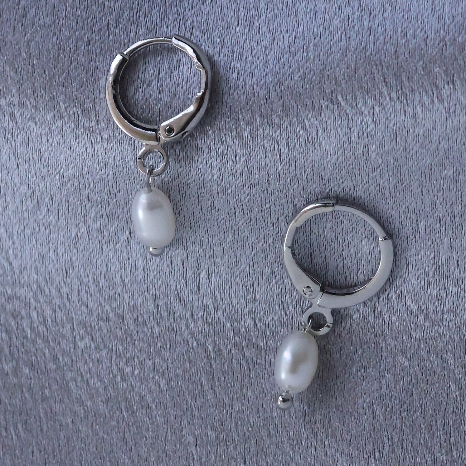 Sussie huggie earrings with natural pearl white gold plated