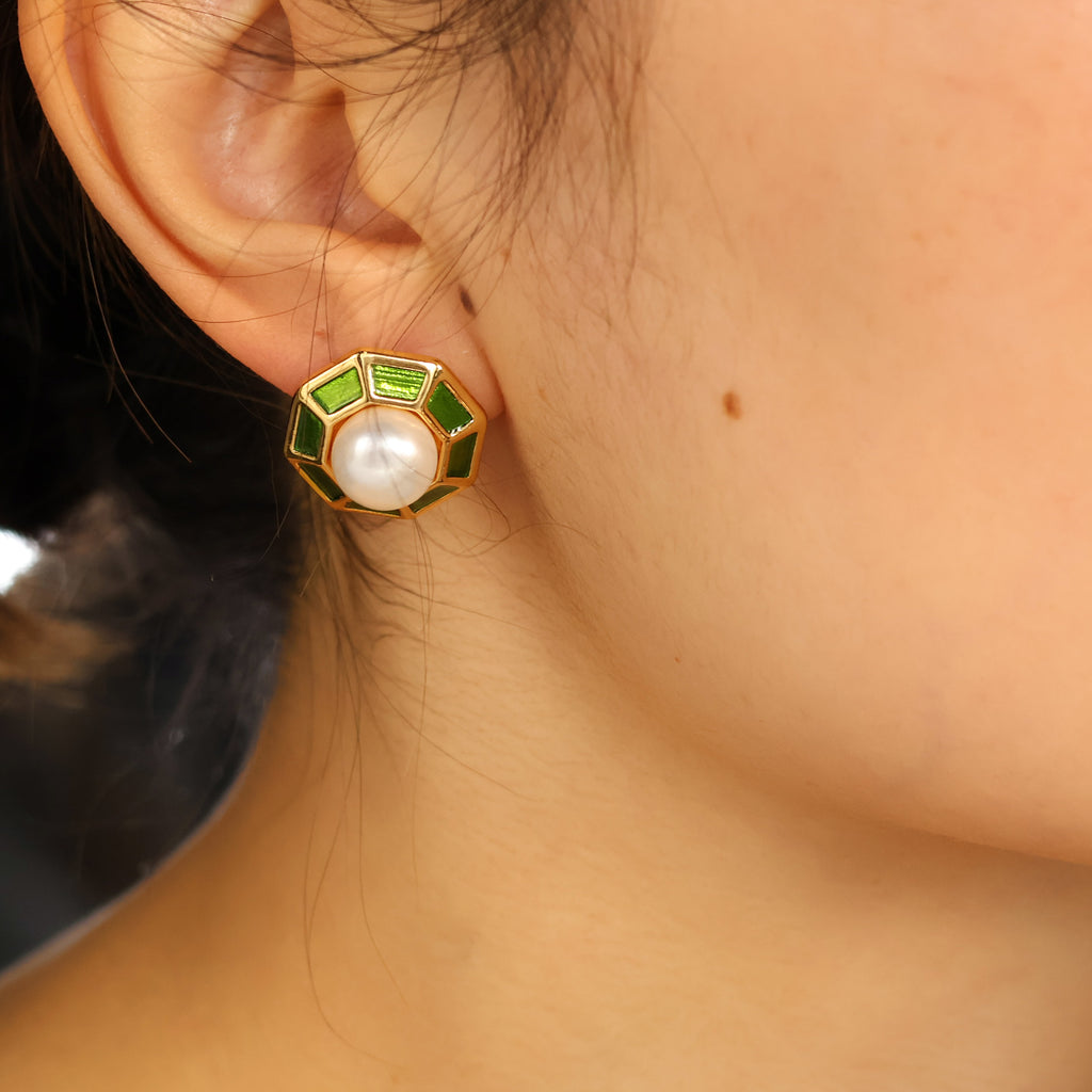 Kelly Pearl Stud Earrings