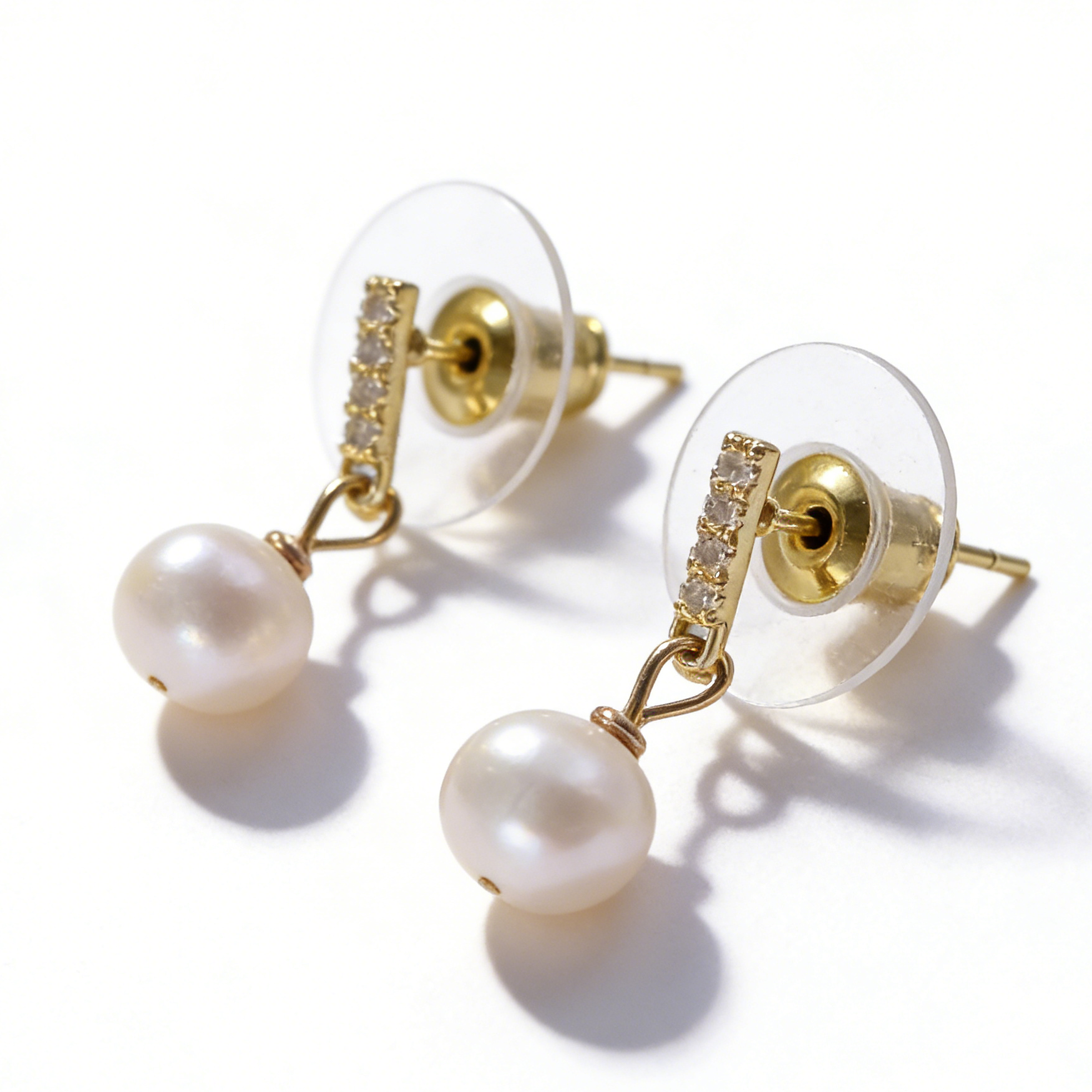 Mia freshwater pearl earring
