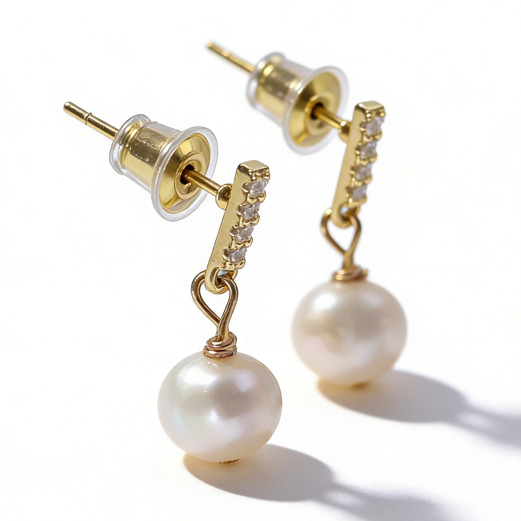 Mia freshwater pearl earring