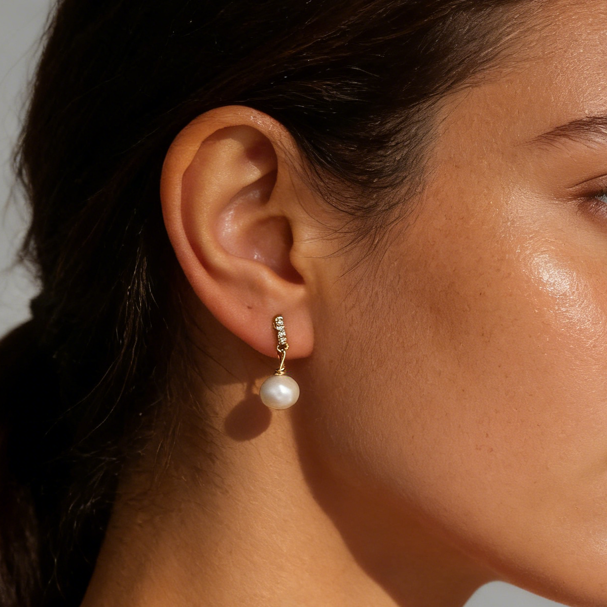 Mia freshwater pearl earring