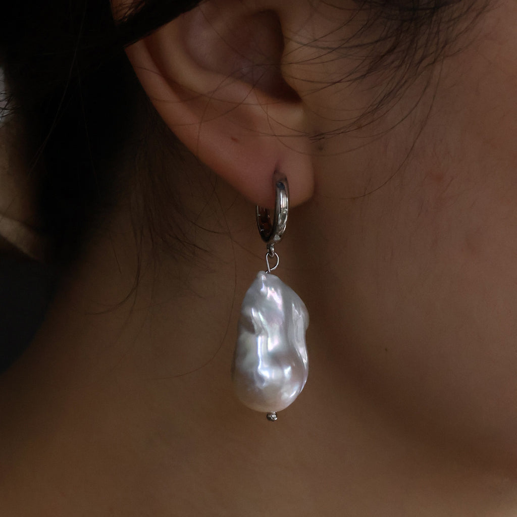 Paisley baroque pearl earrings huggies white gold