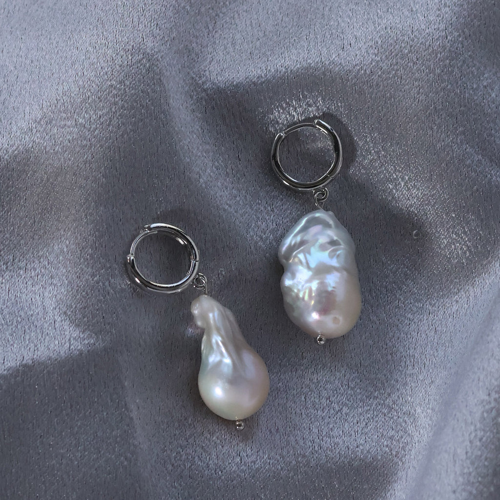Paisley baroque pearl earrings huggies white gold
