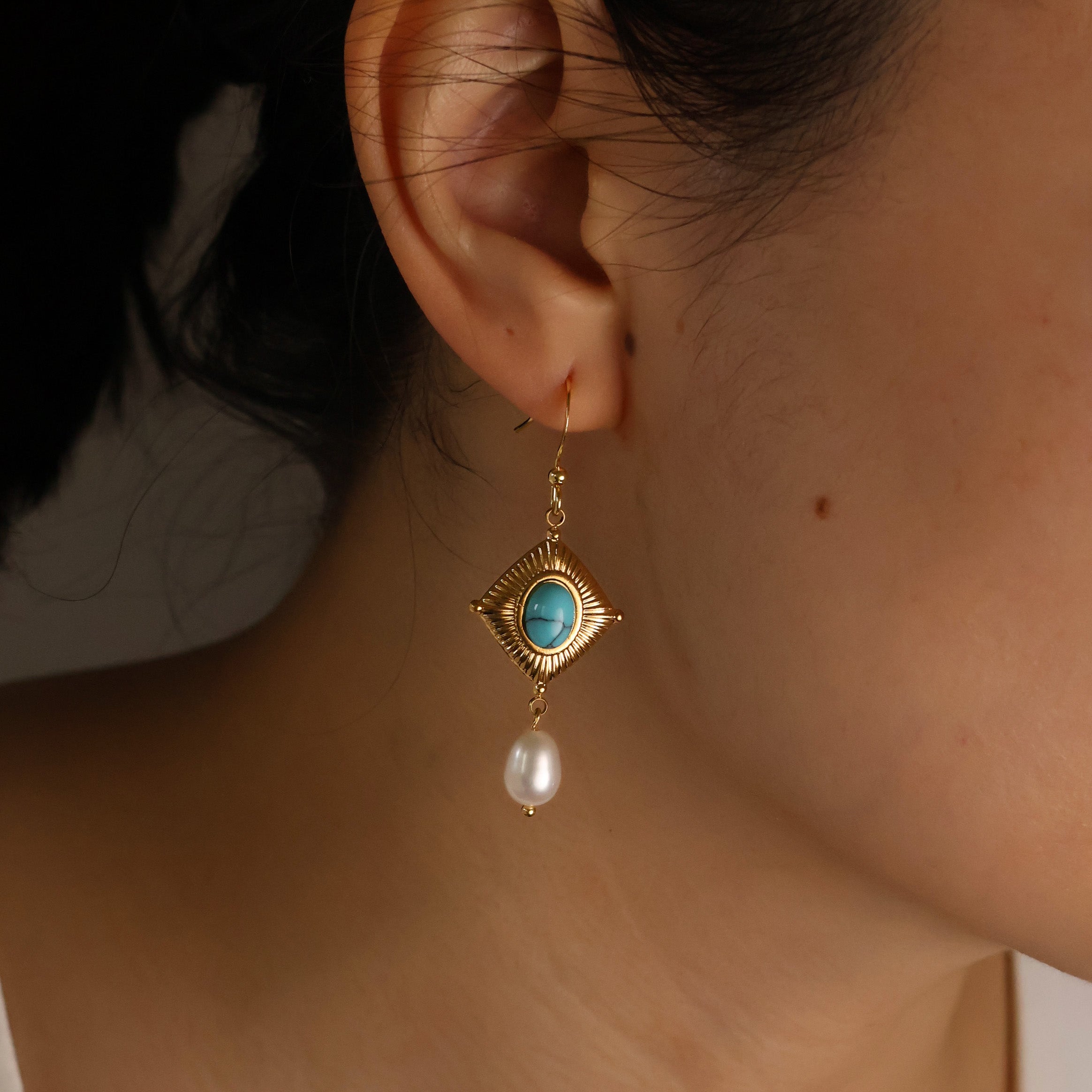 Renaissance natural stone and pearl earrings gold plated