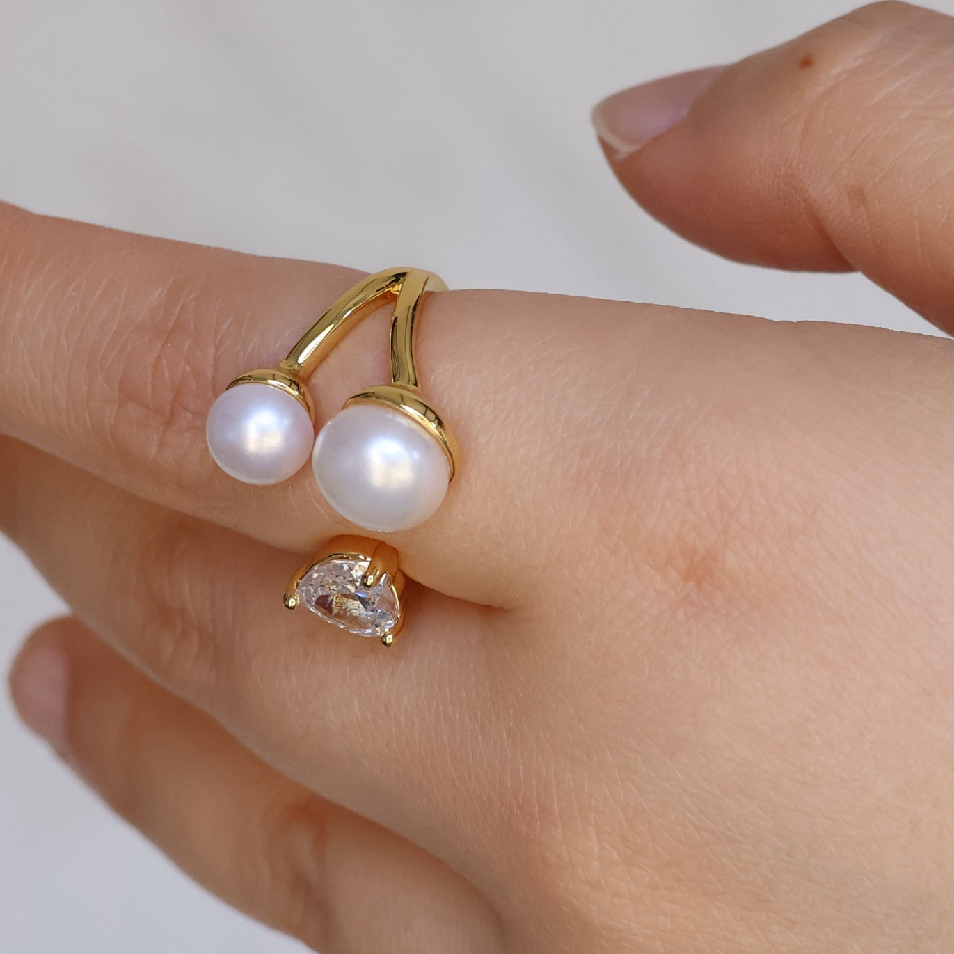 Open pearl ring with heart zircon