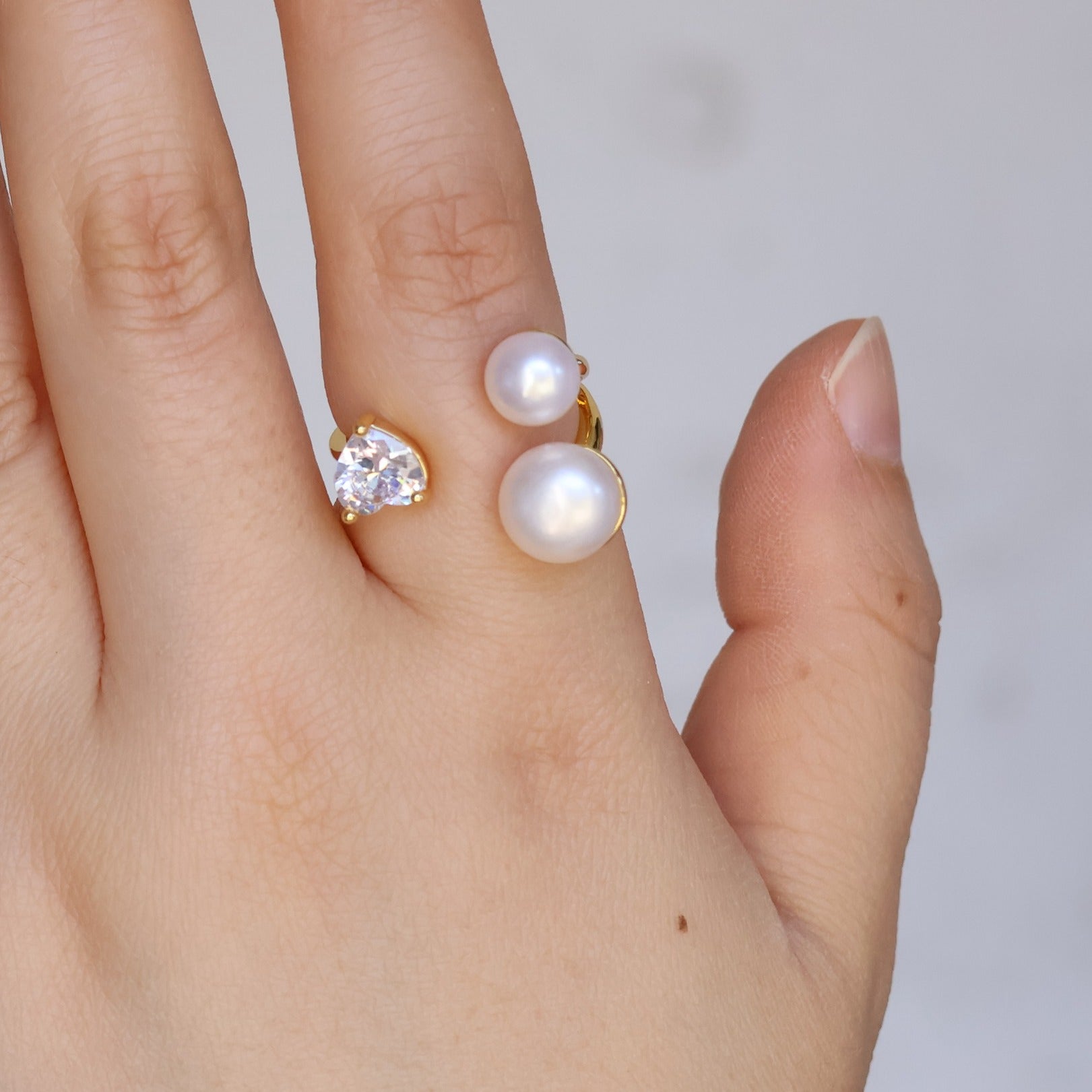 Open pearl ring with heart zircon