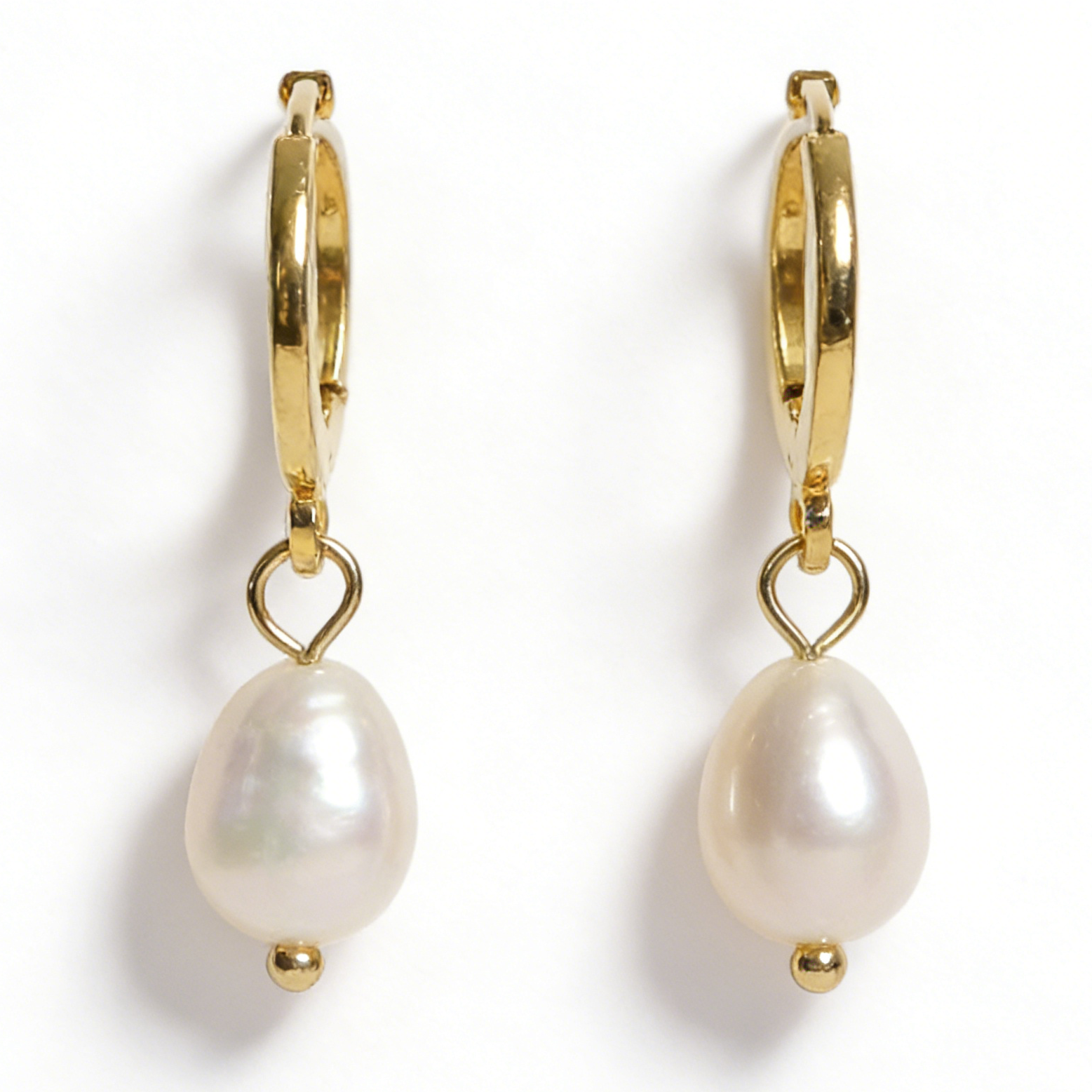 Suzie pearl huggie earrings gold plated