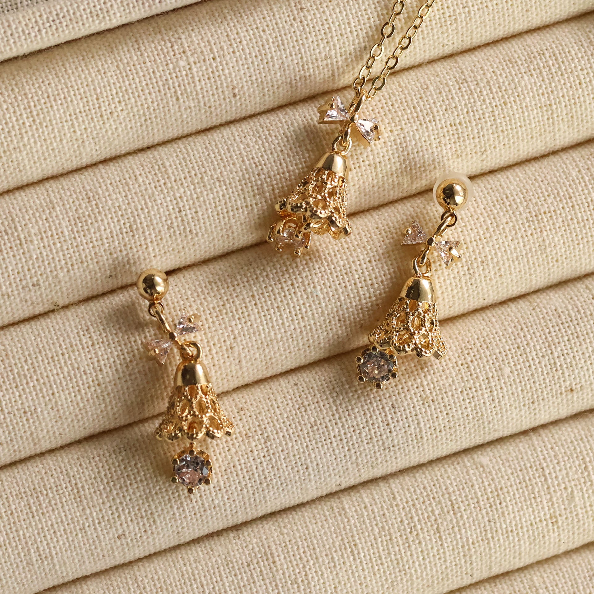 Did you hear the jingle bell 🔔 ring Christmas earring and necklace set