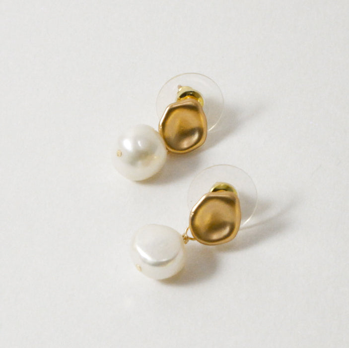 Lila baroque pearl earring